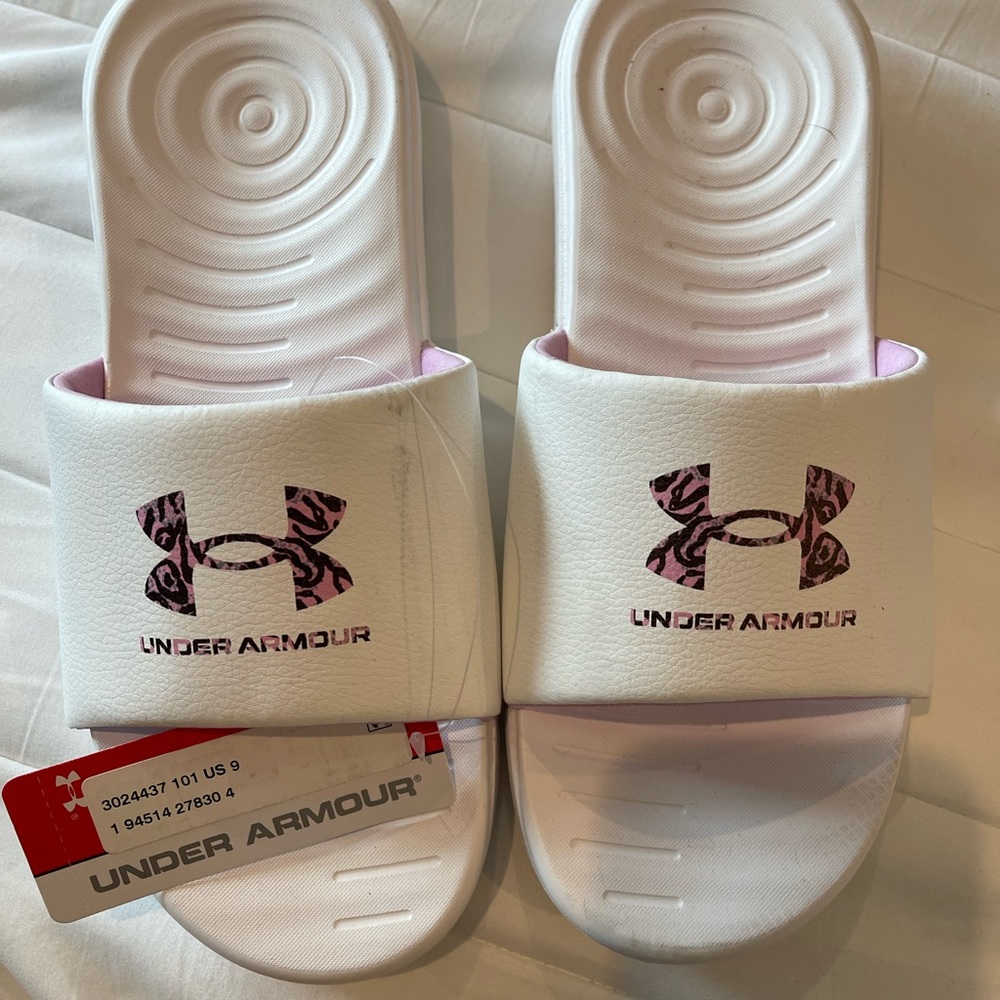 Under Armour white graphic logo.  SZ 9 NWT